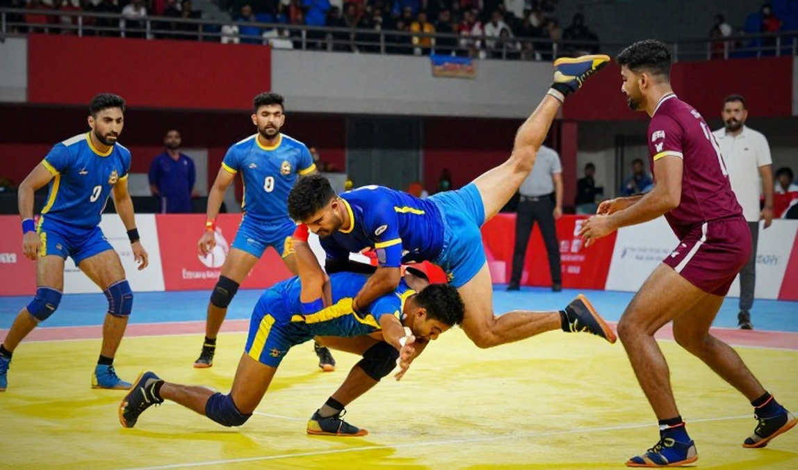আর্মব্যান্ড ডিফেন্ডারের হাতে, রেইডিং ভার একজনের কাঁধে